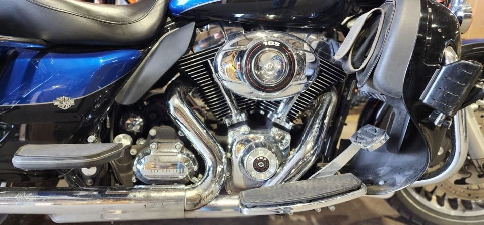 2010 Harley-Davidson FLHTK - Electra Glide® Ultra Limited photo 3